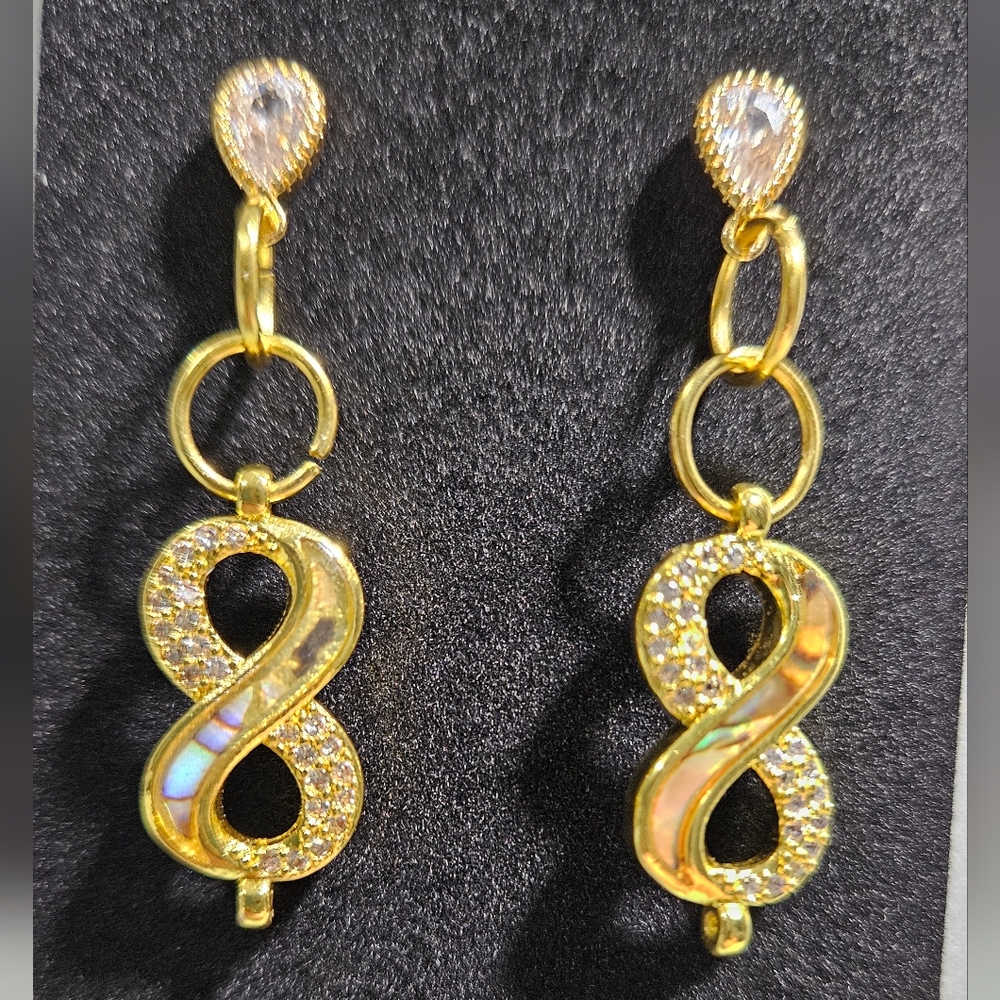 ✨️💛Gold-tone, Rhinestone & Shell Infinity Drop Earrings - Picture 2 of 3